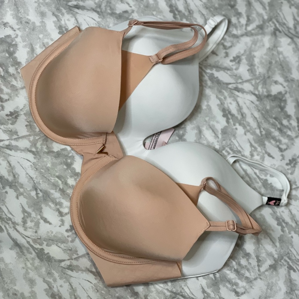 2 34C Vitorias secret bras  no push-up